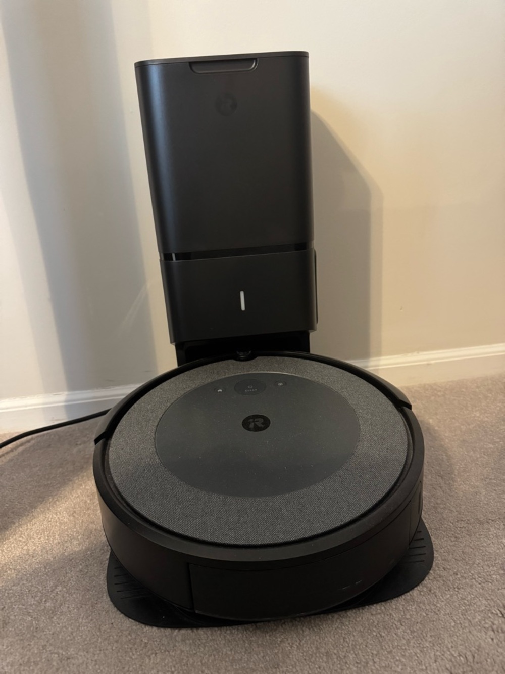 iRobot Roomba i3 Robot Vacuum - Black